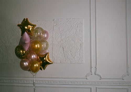 黄色，白色和粉红色的气球 · 免费素材图片
