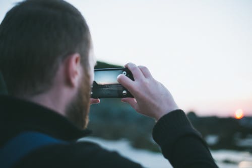 男子拍照 · 免费素材图片