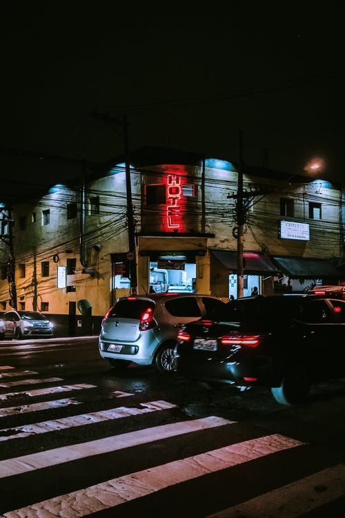 夜间道路上的汽车照片 · 免费素材图片