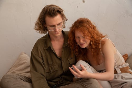 在家使用智能手机的快乐的夫妇 · 免费素材图片