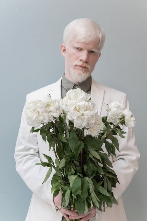 白种男人与束鲜花 · 免费素材图片