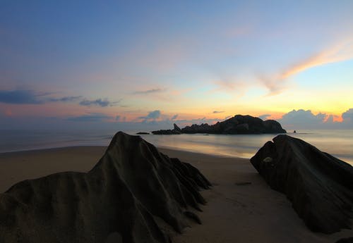 黄金时段在蓝天下的海上岛屿 · 免费素材图片