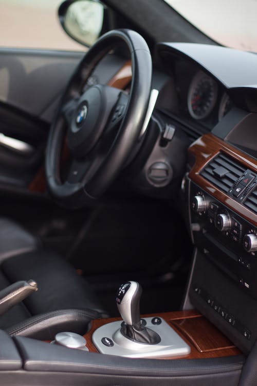 黑色和棕色宝马汽车方向盘 · 免费素材图片