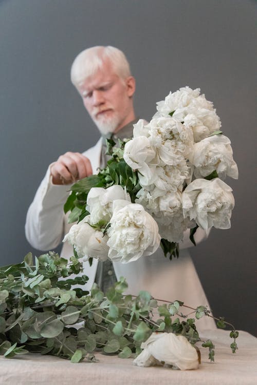 男人做束鲜花 · 免费素材图片