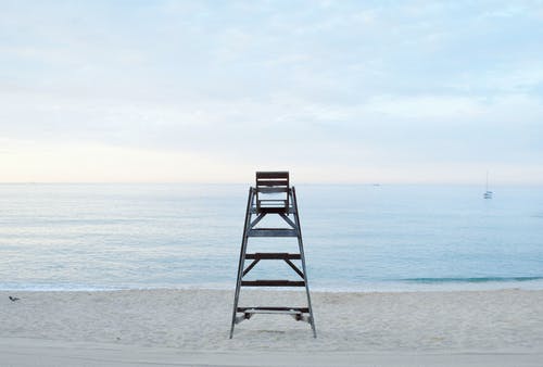 白天海滩附近的灰色金属梯子 · 免费素材图片