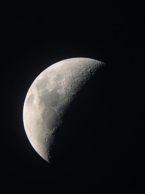 黑暗的夜空中的月亮 · 免费素材图片