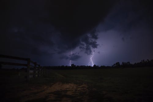 夜间雷击地面 · 免费素材图片