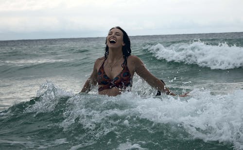微笑在水面上的女人 · 免费素材图片