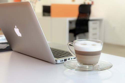 Macbook Pro除了透明玻璃杯 · 免费素材图片