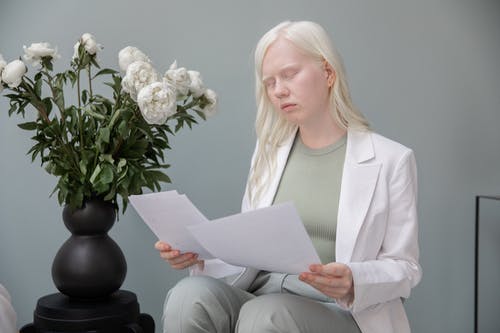 白化女人在房间里的文件 · 免费素材图片