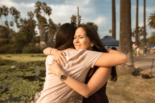 两个女人拥抱 · 免费素材图片
