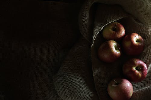 纺织上的红苹果 · 免费素材图片