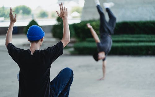 无法识别的男人在街上训练霹雳舞 · 免费素材图片