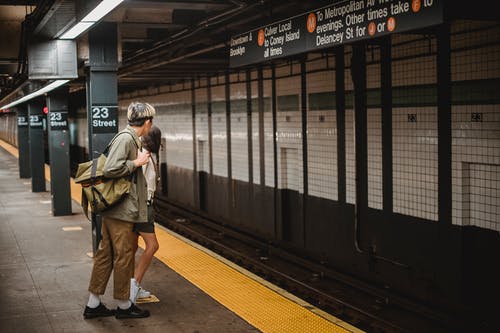 匿名游客在地铁站里等待火车 · 免费素材图片