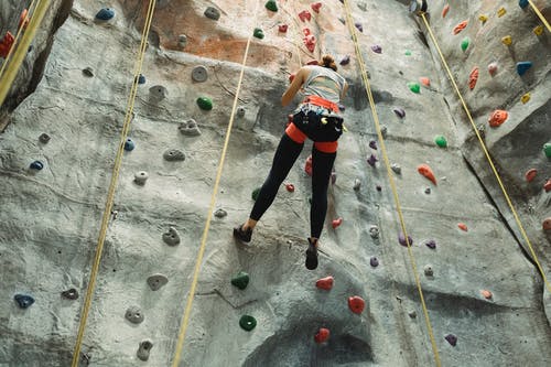 运动员女子攀岩训练 · 免费素材图片