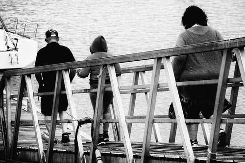 3人在桥黑白照片上行走 · 免费素材图片
