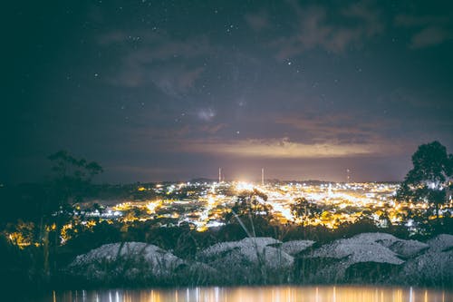 夜晚的城市天际线 · 免费素材图片