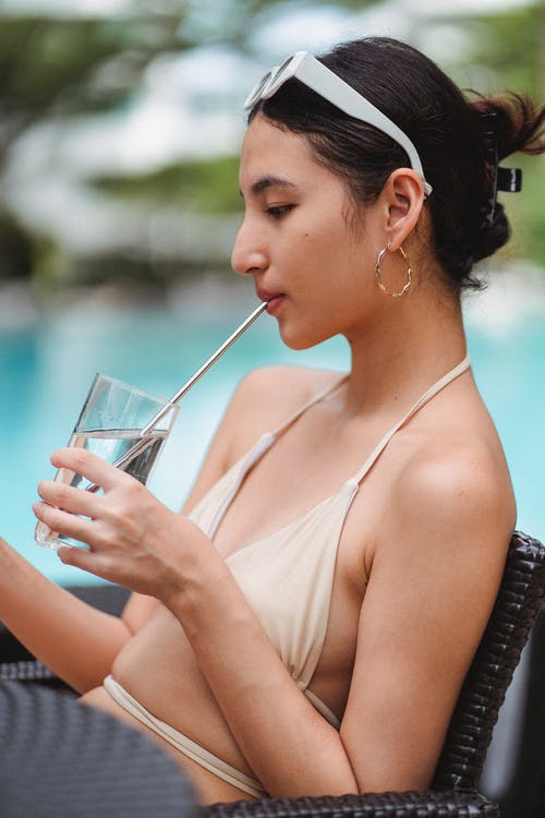 水在咖啡馆里池畔时尚年轻族裔黑发水杯 · 免费素材图片