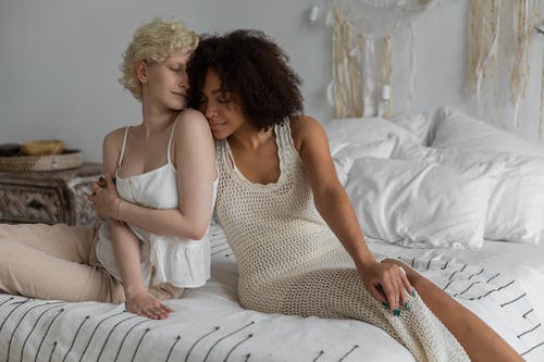 爱多种族女同性恋夫妇在床上拥抱 · 免费素材图片