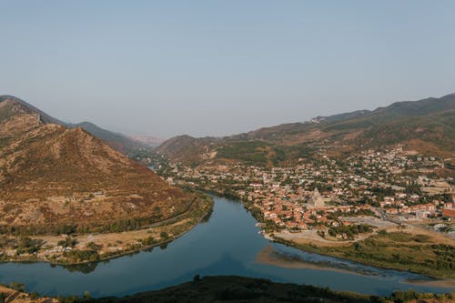 蓝河流经山区 · 免费素材图片