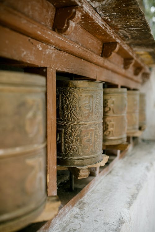 在佛教寺庙中的装饰品与旧经轮 · 免费素材图片