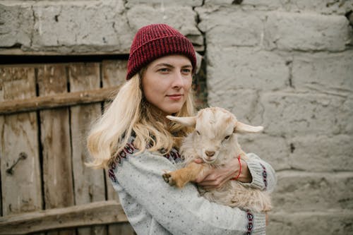 苍白山羊的年轻女子 · 免费素材图片