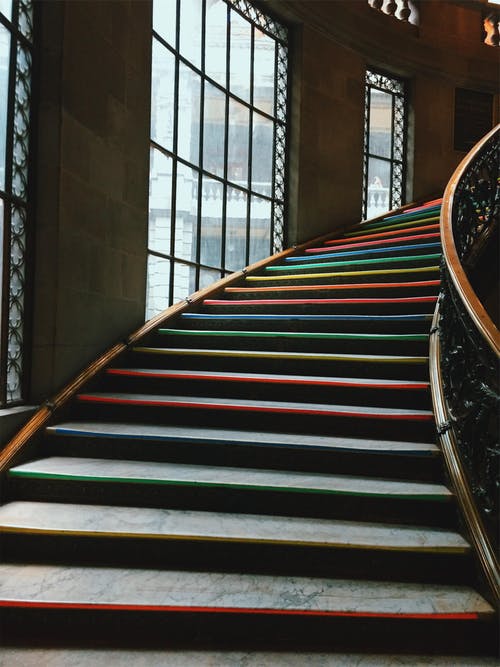 多彩色条纹楼梯 · 免费素材图片