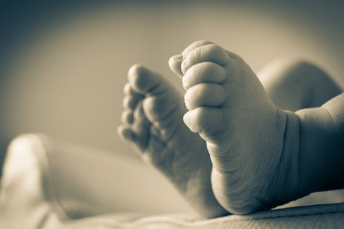 灰度摄影中的婴儿脚 · 免费素材图片