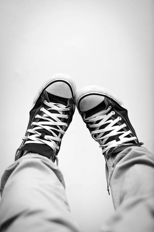 人穿运动鞋的灰度摄影 · 免费素材图片