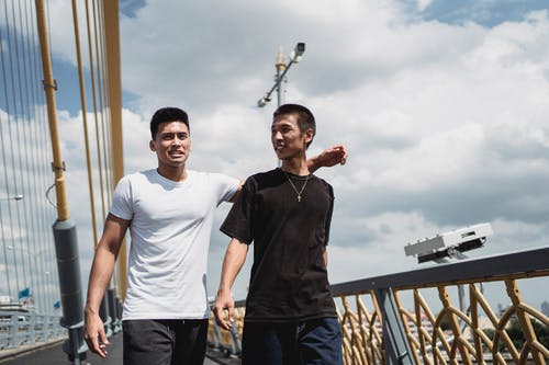 夏天在城市桥梁上互动的亚洲朋友 · 免费素材图片