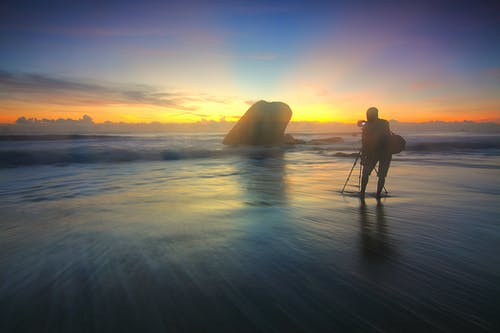 人在海边的剪影摄影 · 免费素材图片