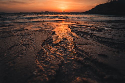 沙在黎明时的特写照片 · 免费素材图片