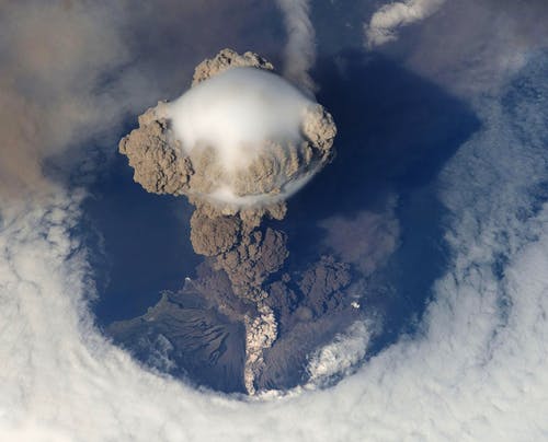 白天火山喷发的顶视图 · 免费素材图片