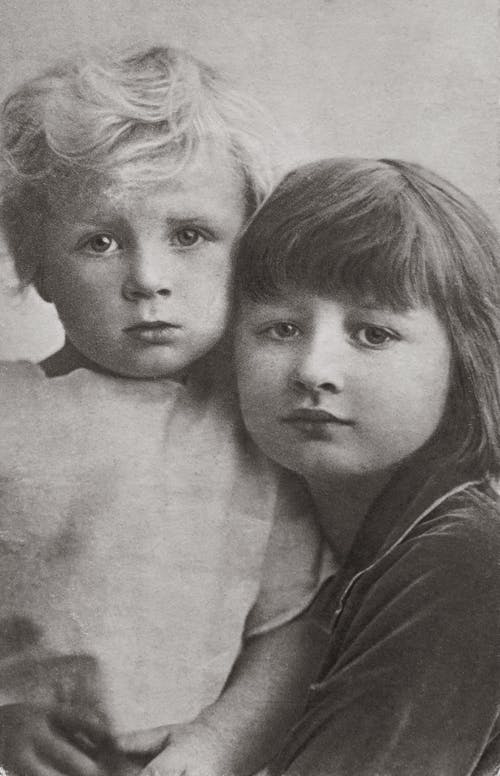 两个孩子的灰度照片 · 免费素材图片