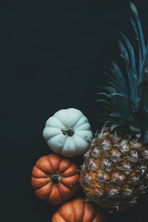 南瓜旁边的菠萝 · 免费素材图片