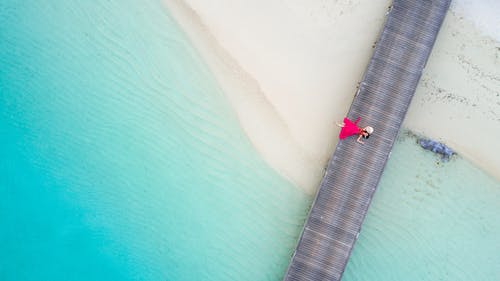 女人躺在木板上的顶视图照片 · 免费素材图片