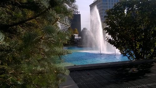 大楼外的喷泉 · 免费素材图片