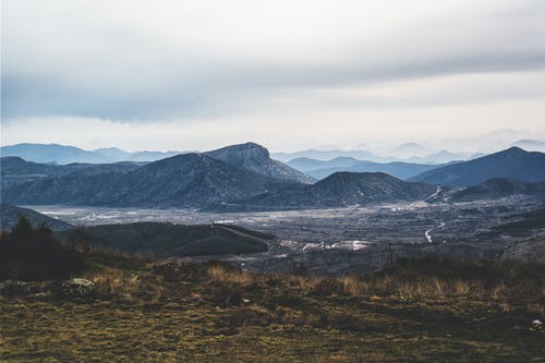 灰山，棕色和绿色杂草和草 · 免费素材图片