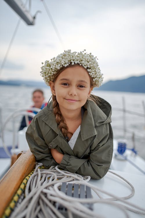 小船的快乐的小女孩在海 · 免费素材图片
