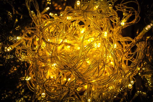 黄色圣诞灯的特写镜头 · 免费素材图片