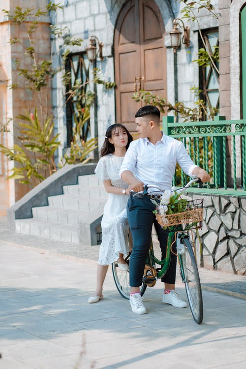 男人和女人骑绿色自行车 · 免费素材图片