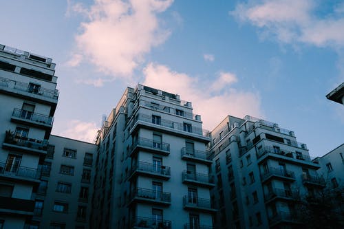 蓝蓝的天空下的白色混凝土建筑 · 免费素材图片