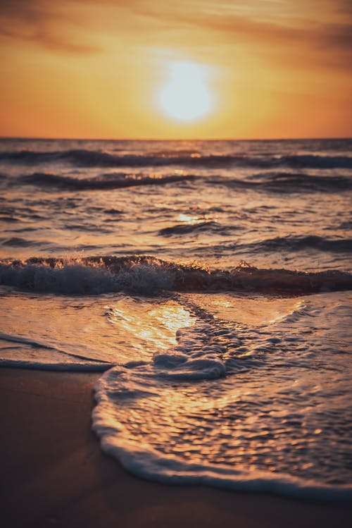 海浪在岸上崩溃 · 免费素材图片