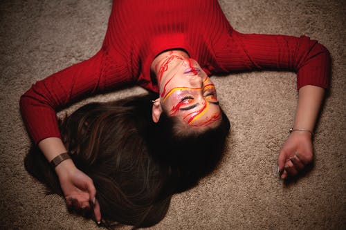 闭着眼睛的女人躺在棕色的表面 · 免费素材图片