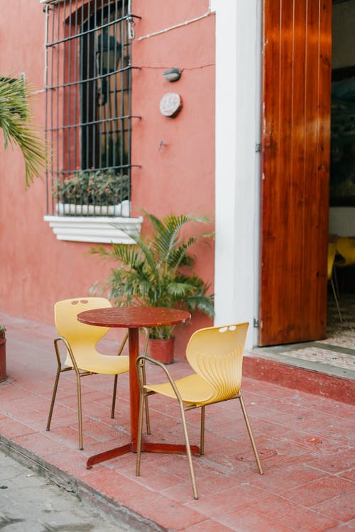 圆桌椅的街头咖啡馆 · 免费素材图片