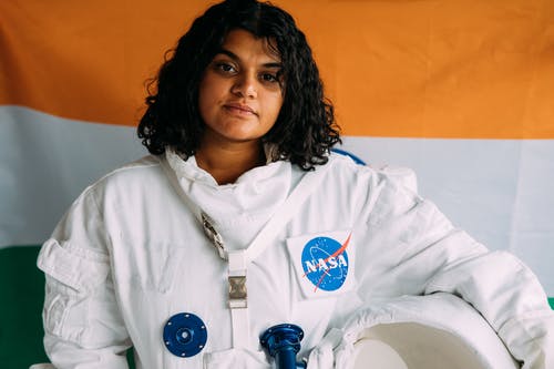 穿宇航员服装的女人 · 免费素材图片