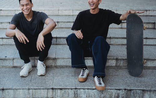 播种基于街道台阶的快乐的亚裔男性朋友 · 免费素材图片