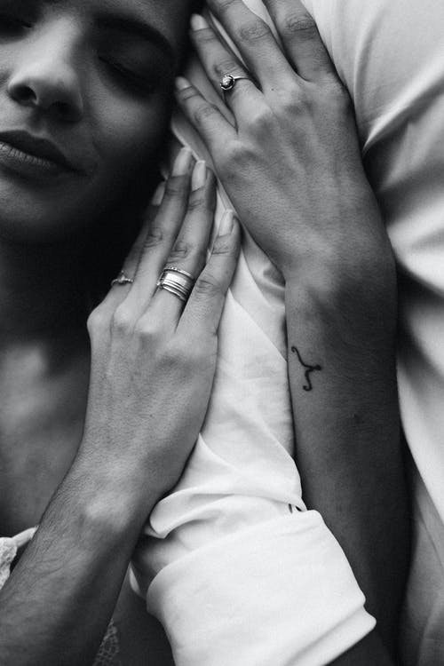 女人的手与纹身的单色照片 · 免费素材图片