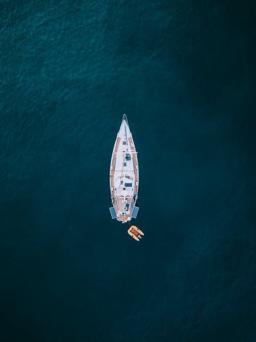 白色和棕色的小船在水面上的航拍 · 免费素材图片