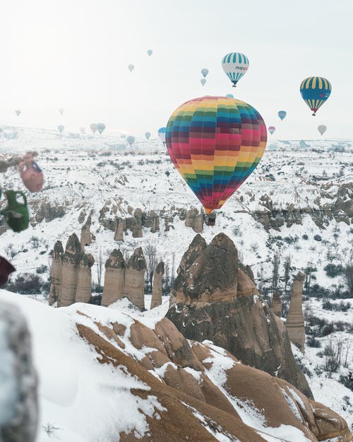 热气球在白雪覆盖的山脉 · 免费素材图片
